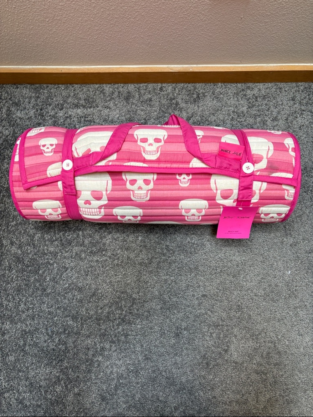 NWT Betsey Johnson Pink Skull Quilted Beach / Pool Mat with Pillow & Carry Strap